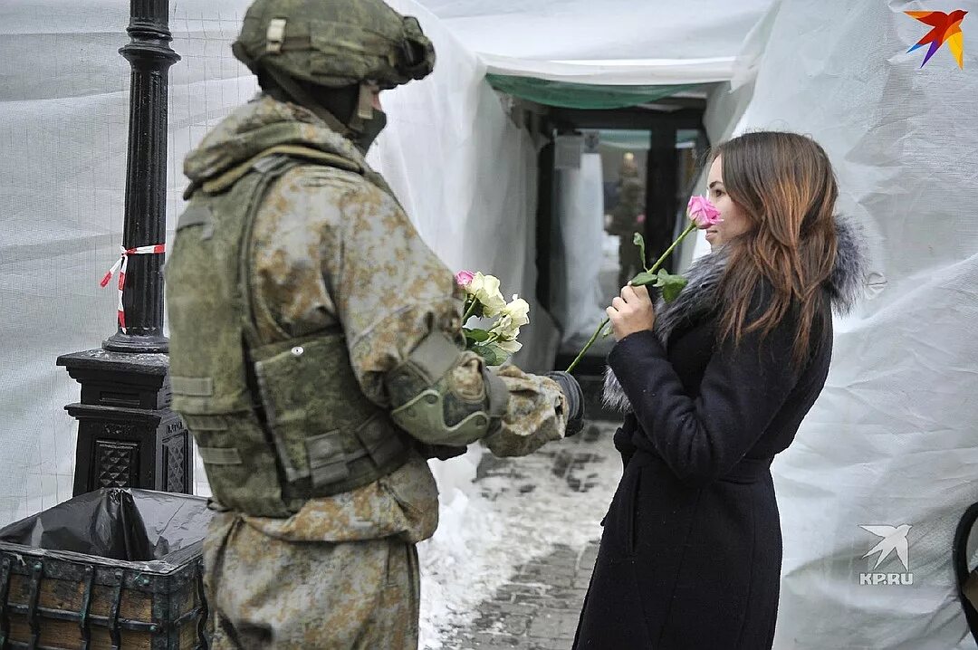 Солдату дарят цветы. Солдату дарят цветы. Мужчина с цветами. Солдату дарят цветы. Солдату дарят цветы.