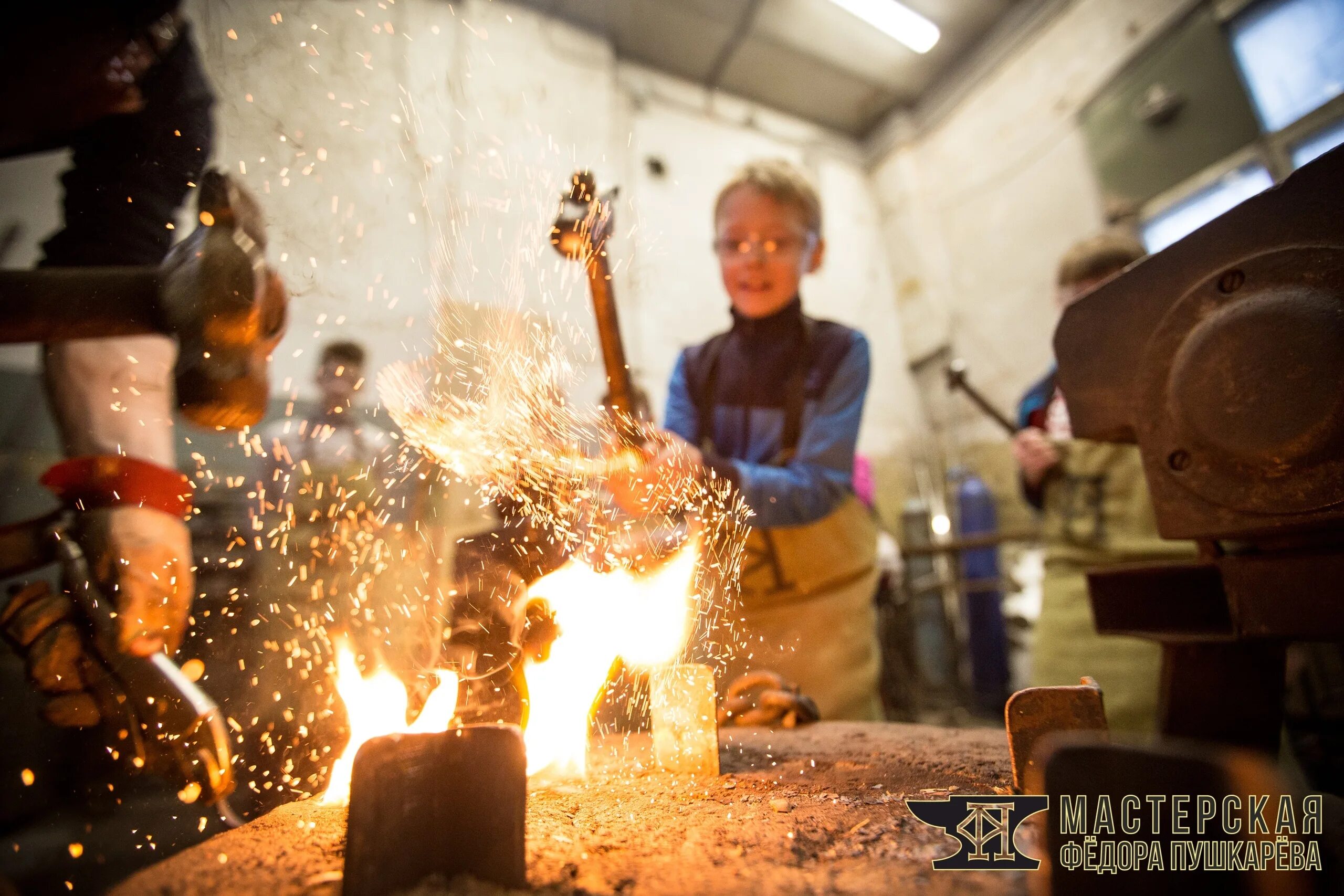 Мастер класс в кузнице. Кузнечный мастер класс. Кузнецы подмосковья. Экскурсия мастер класса в кузнице. Кузница экскурсия.