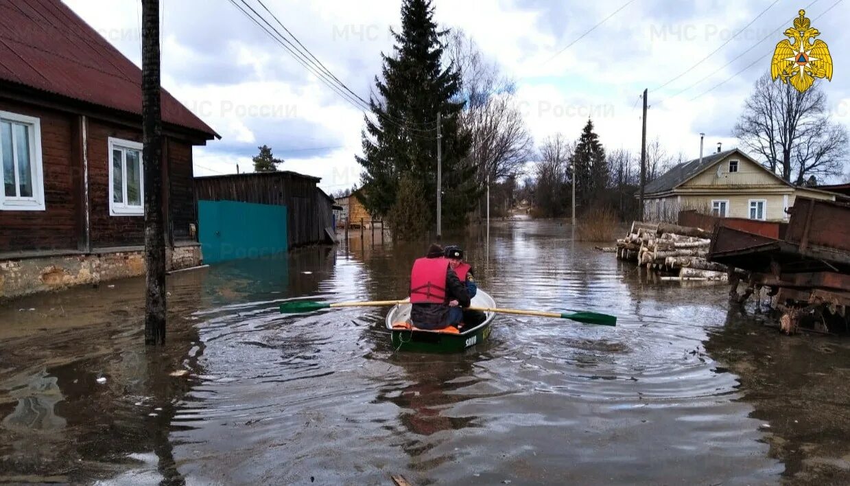 Половодье белый Тверская обл. Паводок Тверская область. МЧС Тверь паводок. Наводнение в Твери. В течении весеннего половодья уровень воды