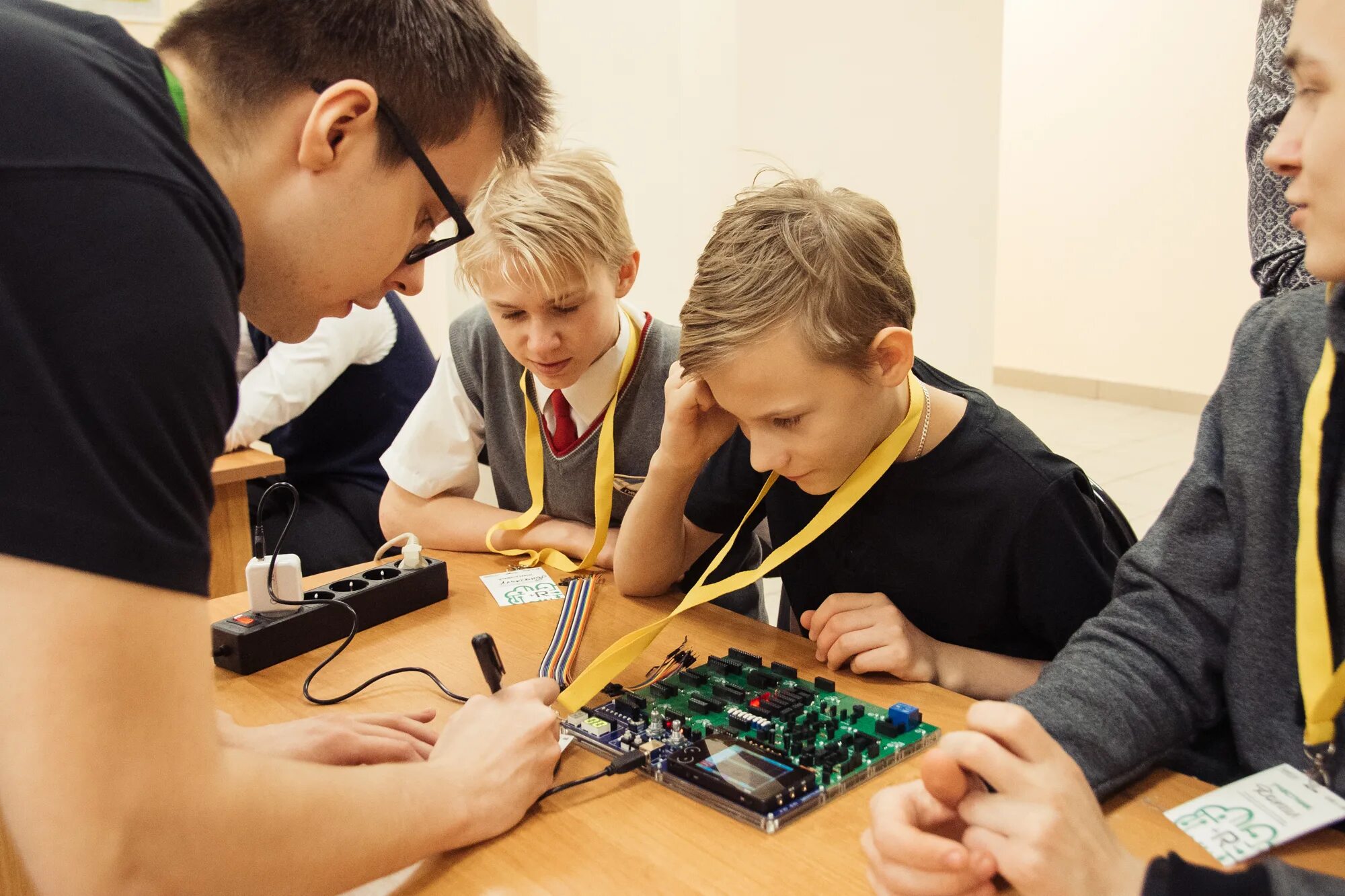 Юные робототехники. Робототехника для детей. Что такое робототехника для школьников. Уроки по робототехнике для школьников. Робототехника в образовании.