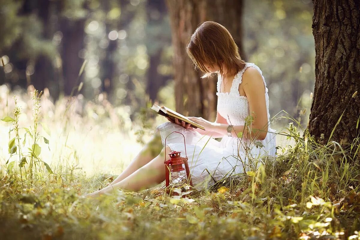 Время на природе со своей. Фотосессия с книгой в лесу. Фотосессия с книгой на природе. Девушка с книгой в лесу. Фотосессия с книжкой на природе.