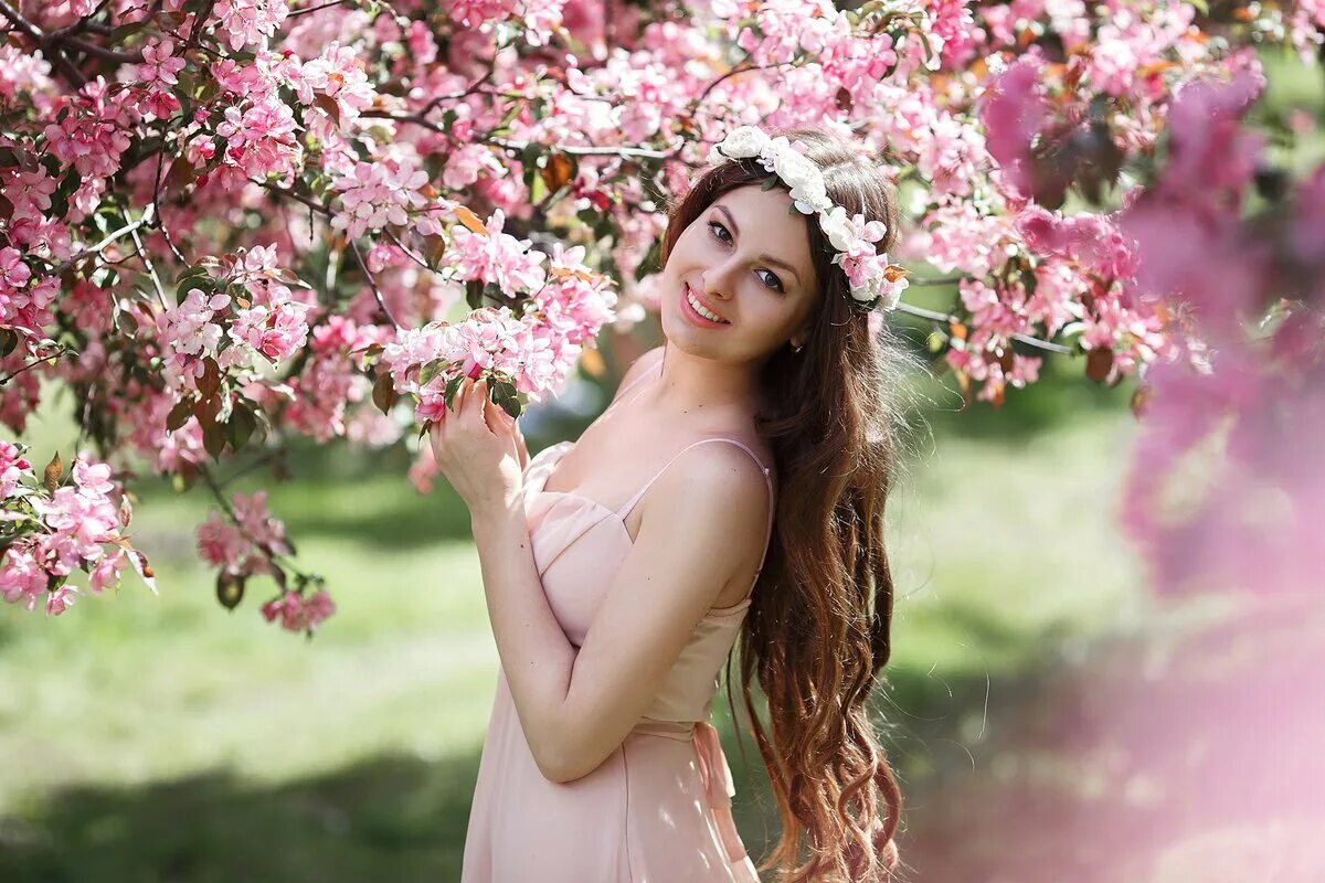 Фотосессия в цвету. Девушка в цветущем саду. Девушка в цветущем яблоневом саду. Девушка с цветущим деревом. Фотосессия в цветущих садах.