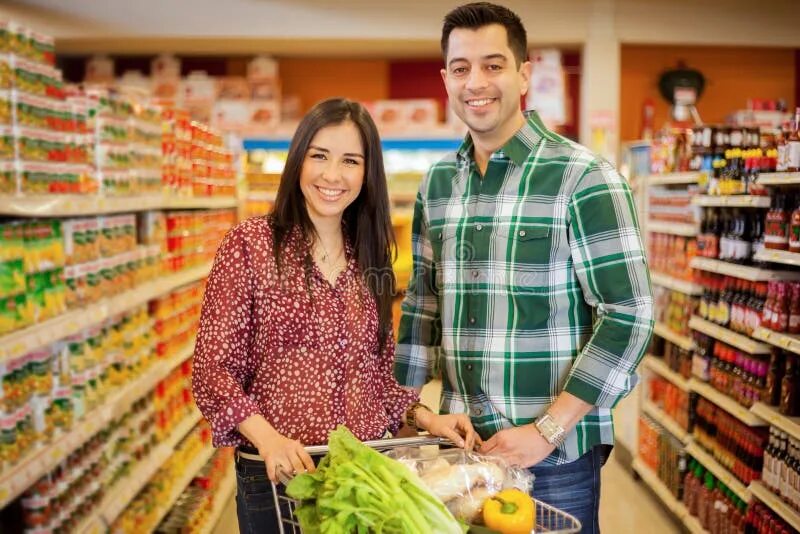 Hispanic foods. Семья шоппинг. Юная пара в супермаркете. Пара за покупками в Маркете. While market