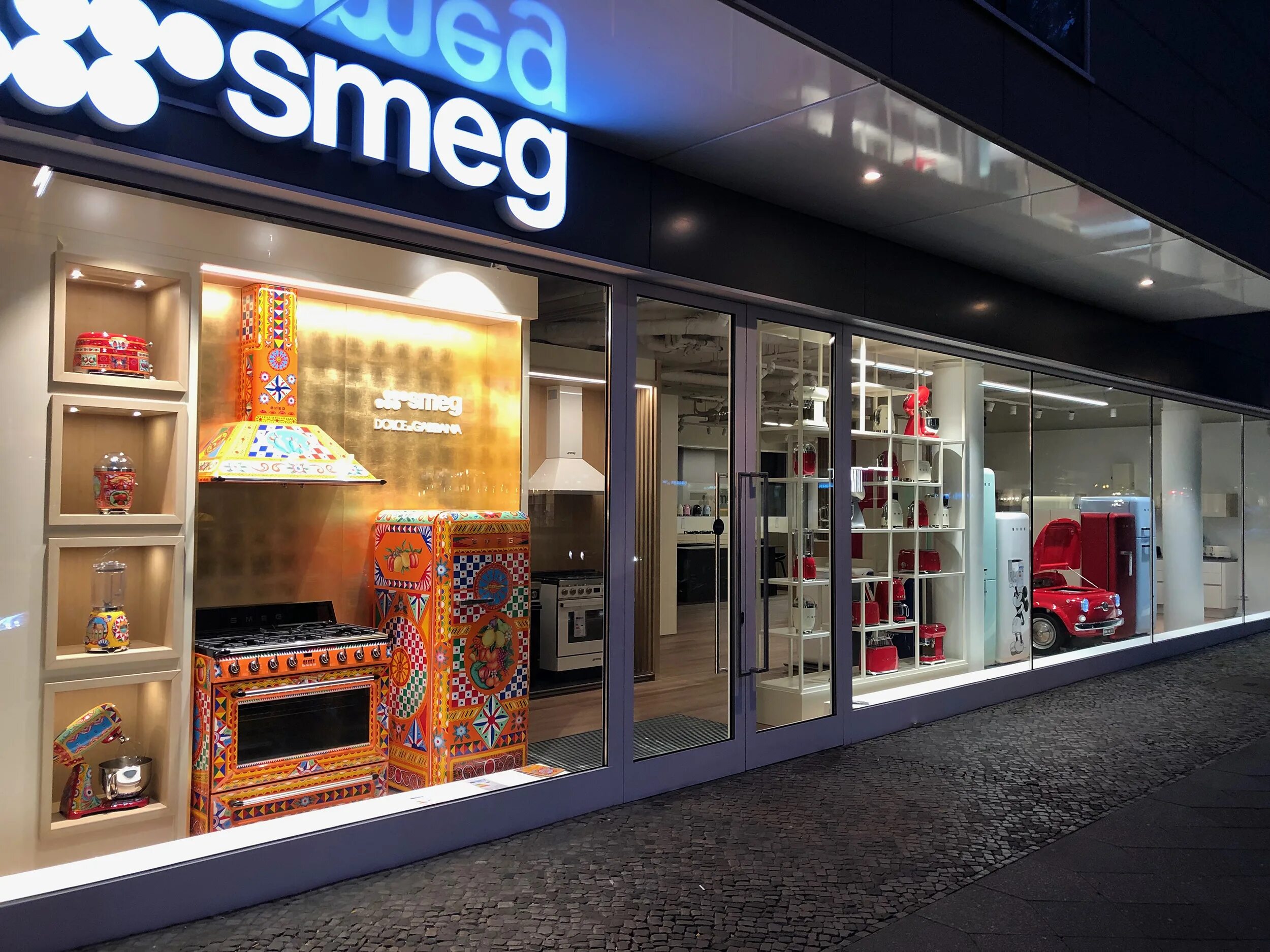 Фирма smeg. Smeg Showroom. Smeg Store. Smeg shop. Бутики Смег.