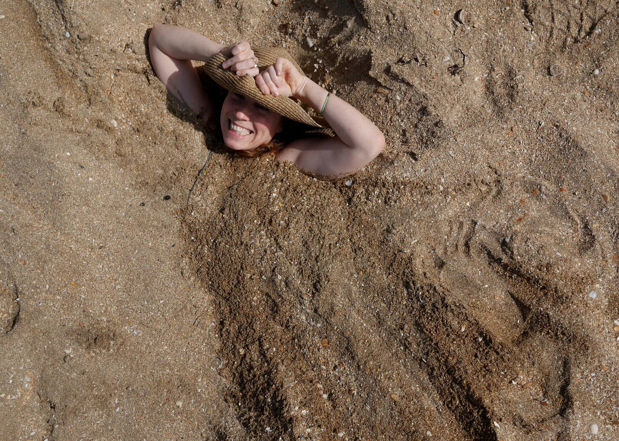 Сыпучие Пески в пустыне. Девушка на песке.