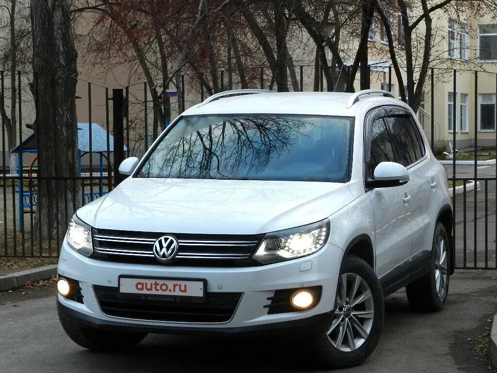 Купить фольксваген тигуан 2012 год. Volkswagen Tiguan 2012 белый. Фольксваген Тигуан 2012 белый. Volkswagen Тигуан 2012. VW Tiguan 2012 Sport & Style 2,0 TSI белый.