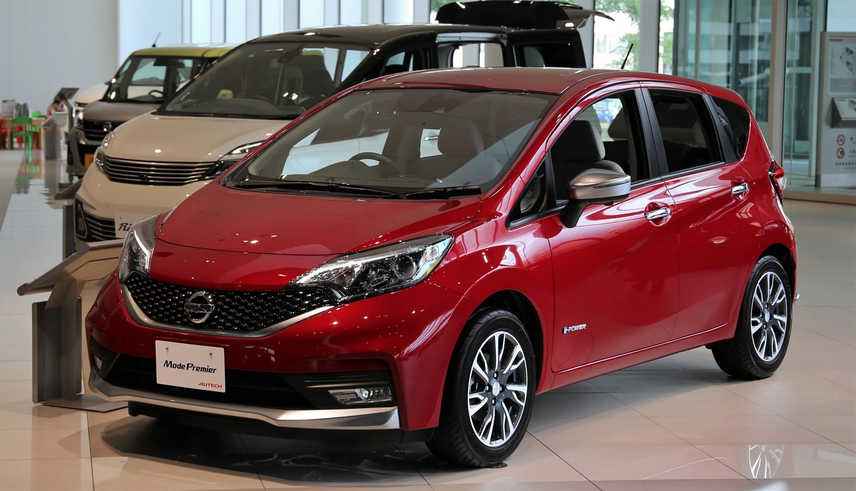 Ниссан ноут пауэр купить. Nissan Note e-Power 2017. Nissan Note 2017 гибрид. Ниссан ноут 2018 гибрид. Nissan Note e-Power e13.