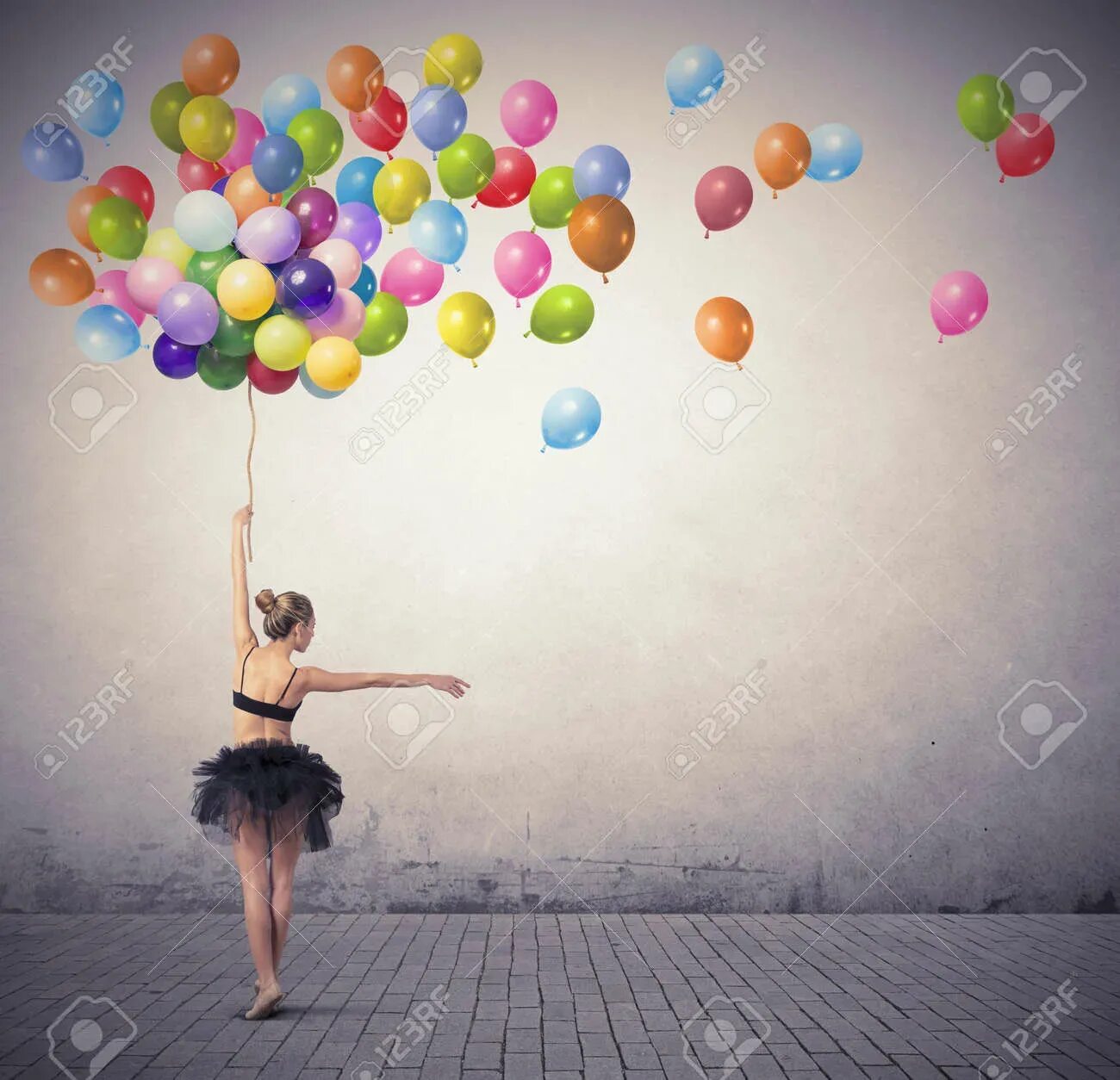 Девушка с воздушными шарами. С днем рождения девушке танцы. С днем рождения девушка танц. Открытка с днём рождения танцевальная.