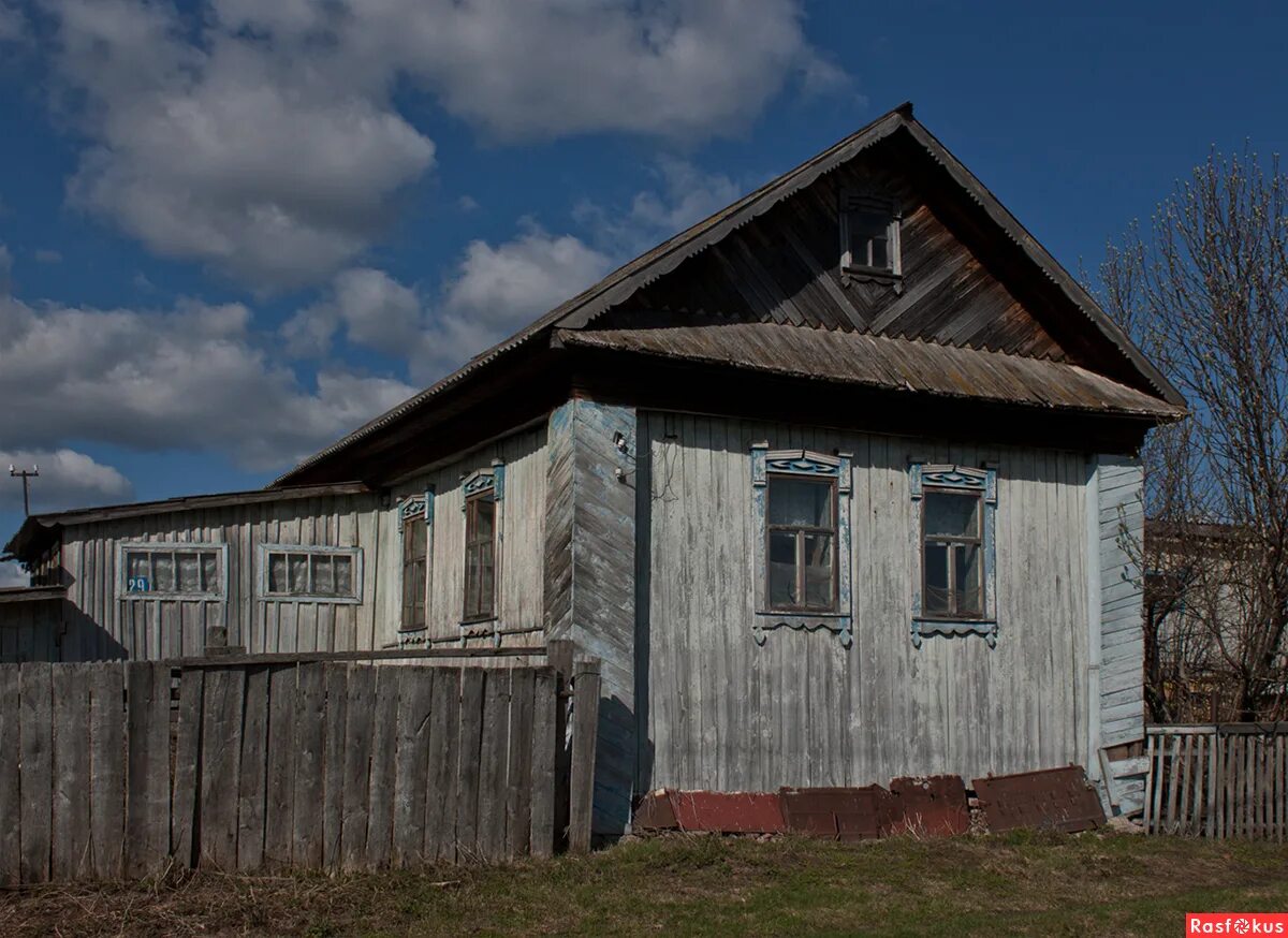 Продажа деревни в свердловской области. Дом в деревне. Обычные Деревенские дома. Обычный деревенский домик. Частный дом деревенский.