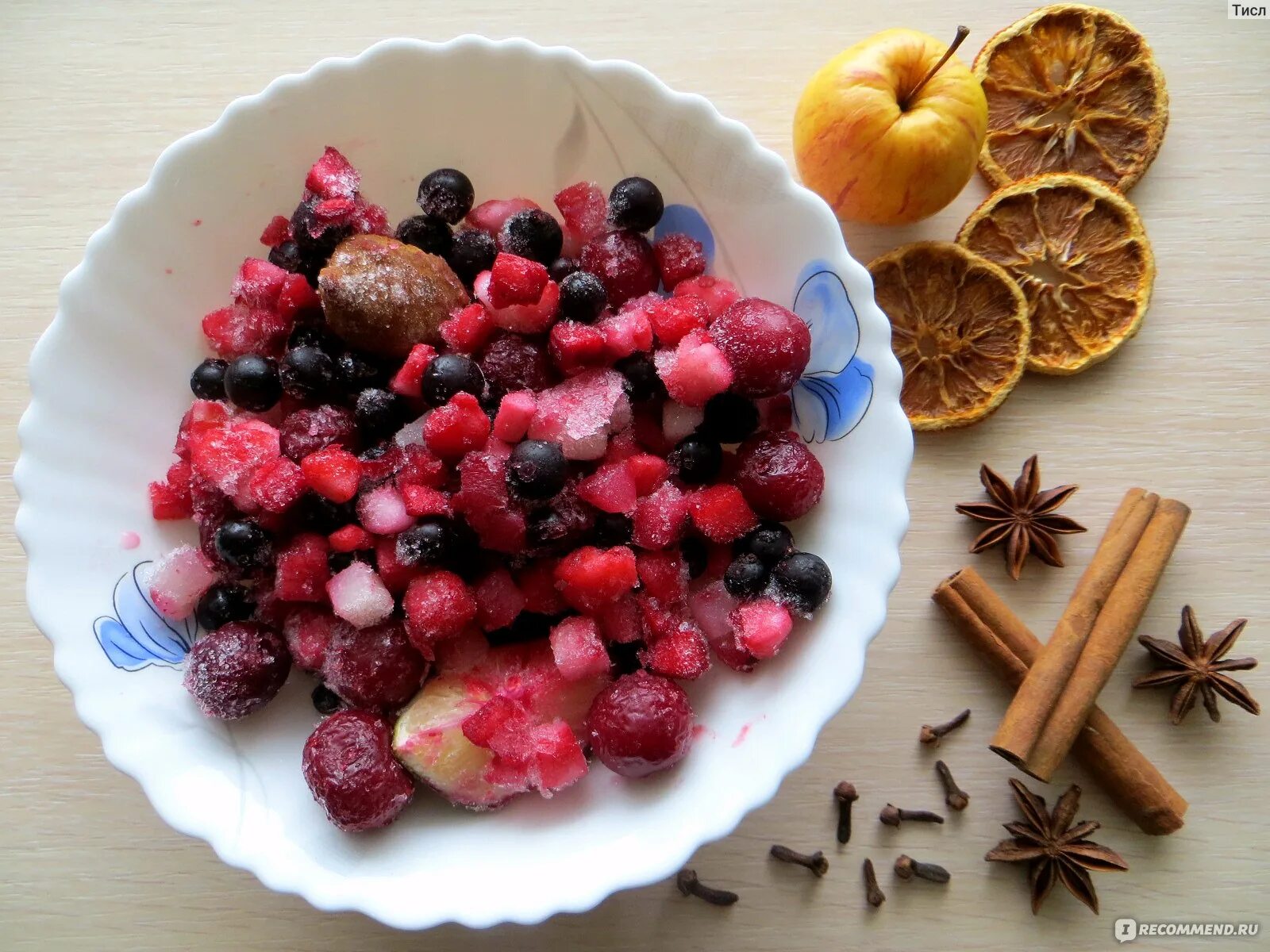 замороженные ягоды для чая. ягодный чай на палочке. фруктовое мороженое на палочке. ягодная смесь. фруктовый лед.