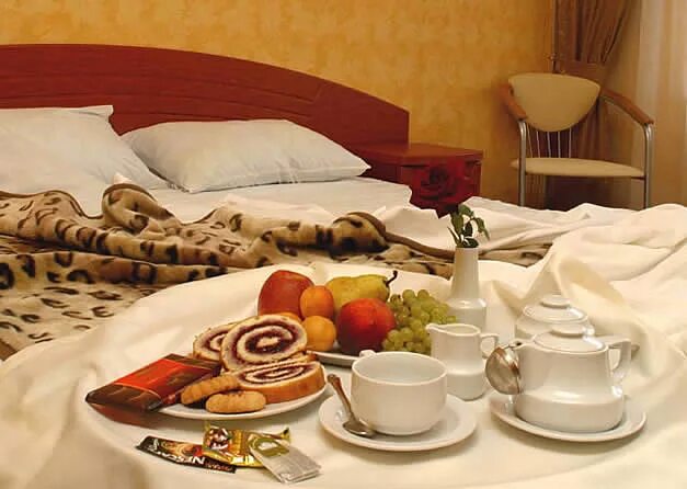 Отели в сочи с завтраком. Завтрак в номер. Утренний завтрак в гостинице. Завтрак в номере отеля. Кофе в номере отеля.