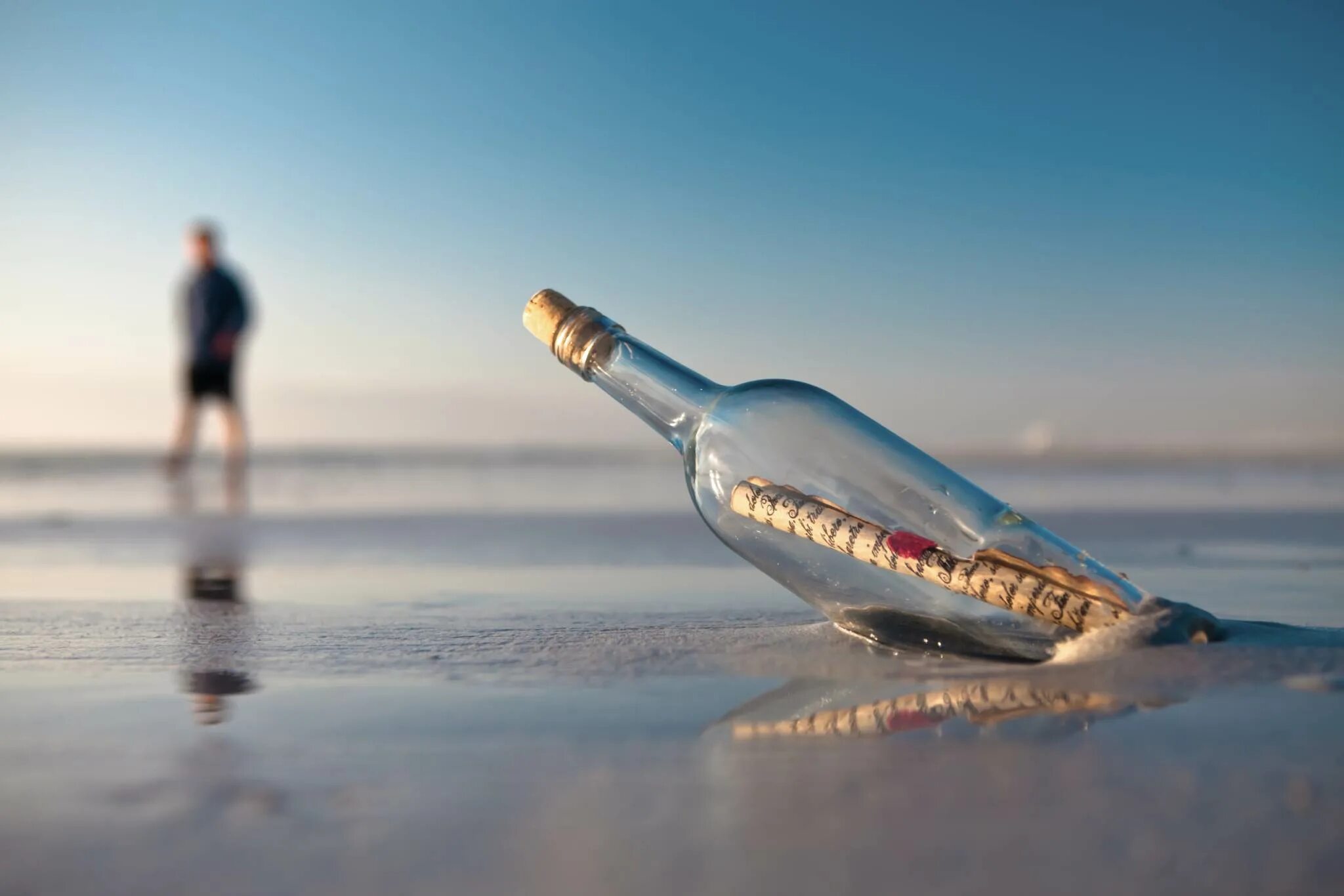 В бутылке закрытой крышкой находится вода. Послание в бутылке. Море в бутылке. Бутылка с посланием в море. Butilki v more.