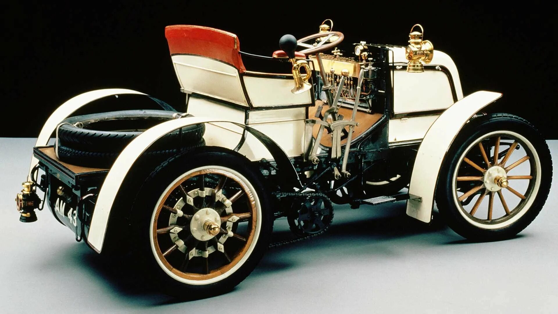 1 автомобиль мерседес. Daimler 1900. Первый Мерседес Бенц 1898. Mercedes Benz 1901. Автомобиль Даймлер 1898 год.