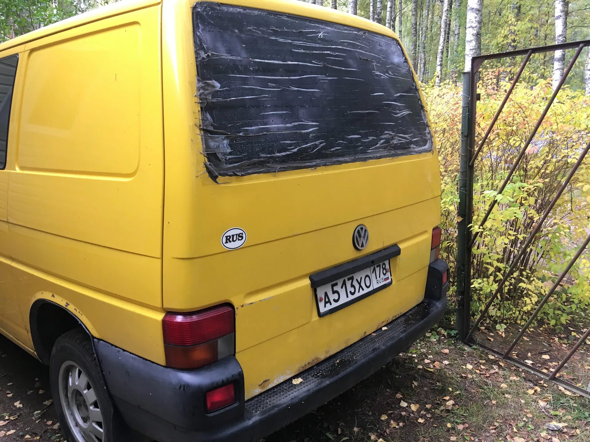 Фольксваген т4 заднее стекло. Стекло заднее Volkswagen Transporter t4. Заднее стекло т4 Транспортер Фольксваген.