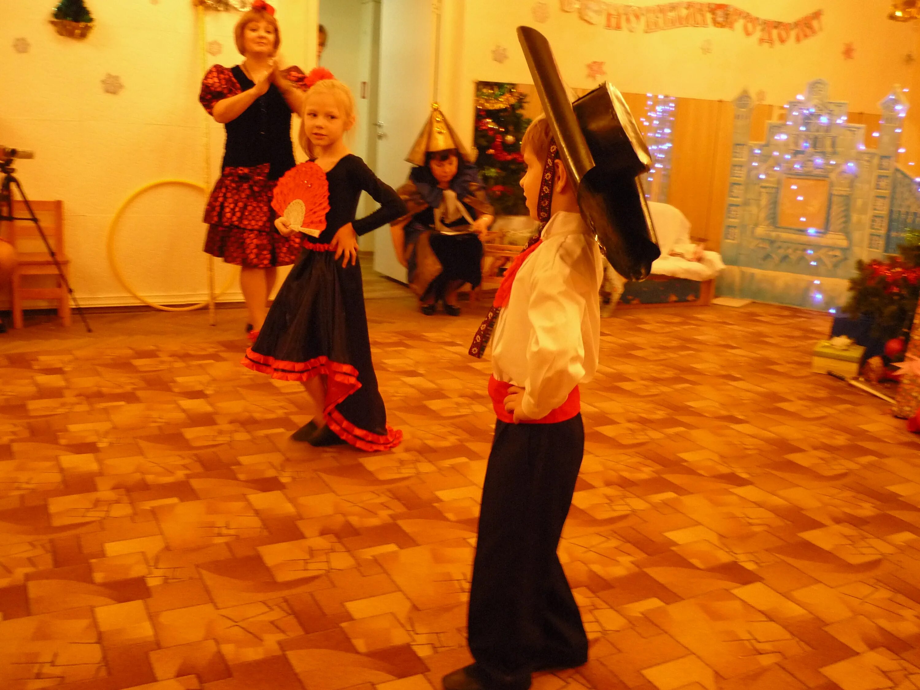 Музыкальные картинки. Музыкальный руководитель. Музыкально ритмическая деятельность в саду. Ритмопластика в детском саду. Фон для детской школы искусств.