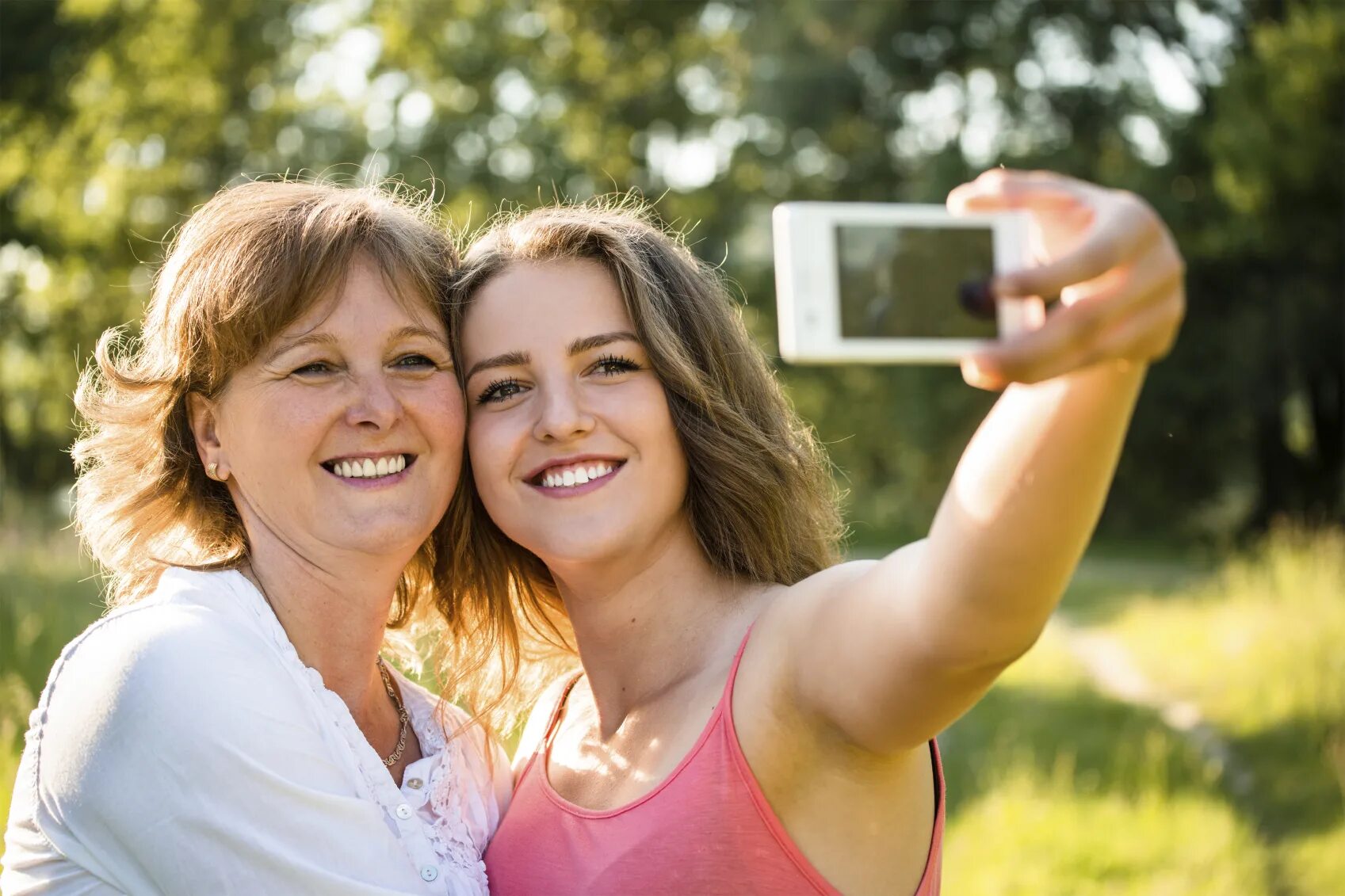 Mother daughter. Селфи с мамой фотоконкурс. Селфи с мамой. Селфи мамы с взрослой дочкой. Селфи мамы и взрослых детей.