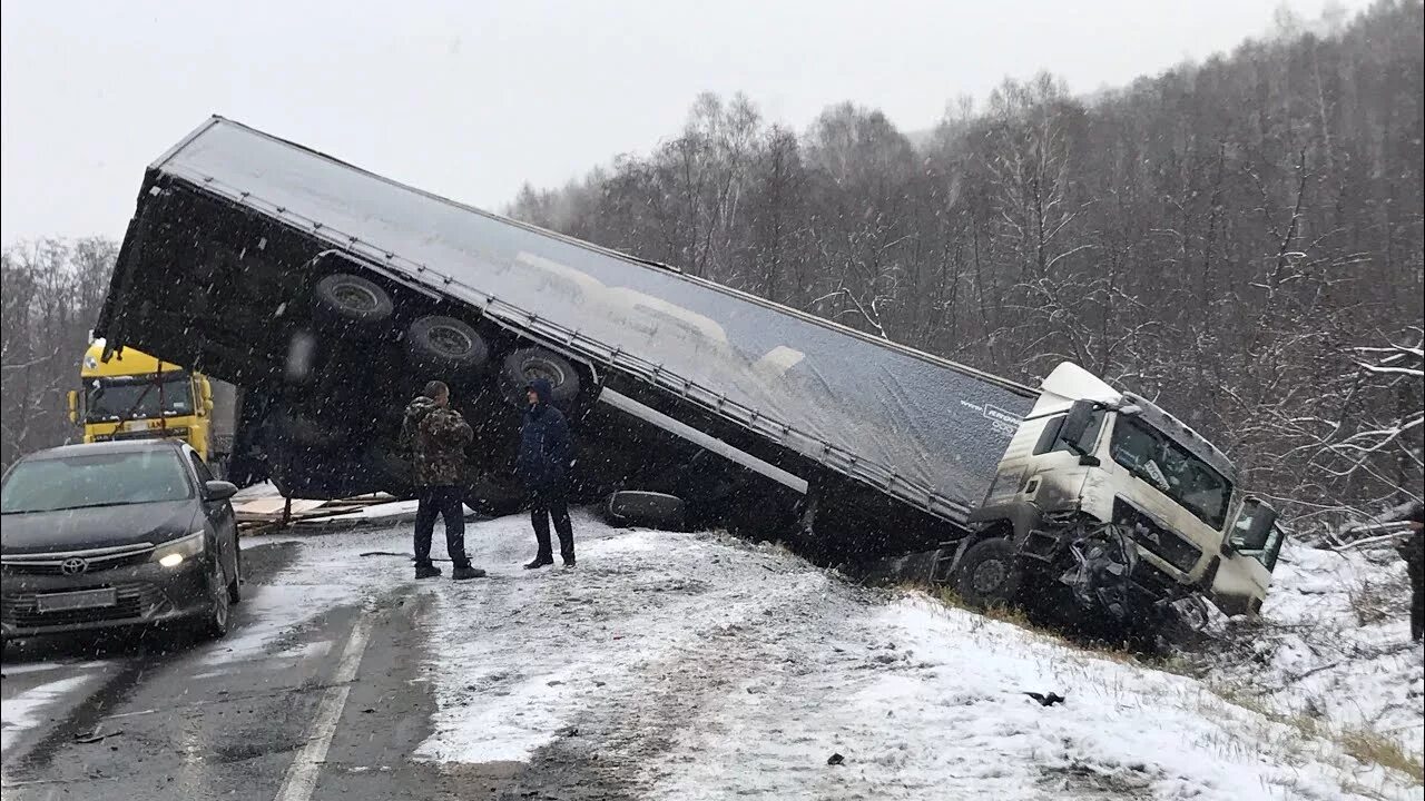 Аварий грузовых автомобилей. Уральские горы на трассе м5 Делко. Уральские горы трасса м5. Уральские горы на трассе м5. Трасса м5 фуры авария зима.