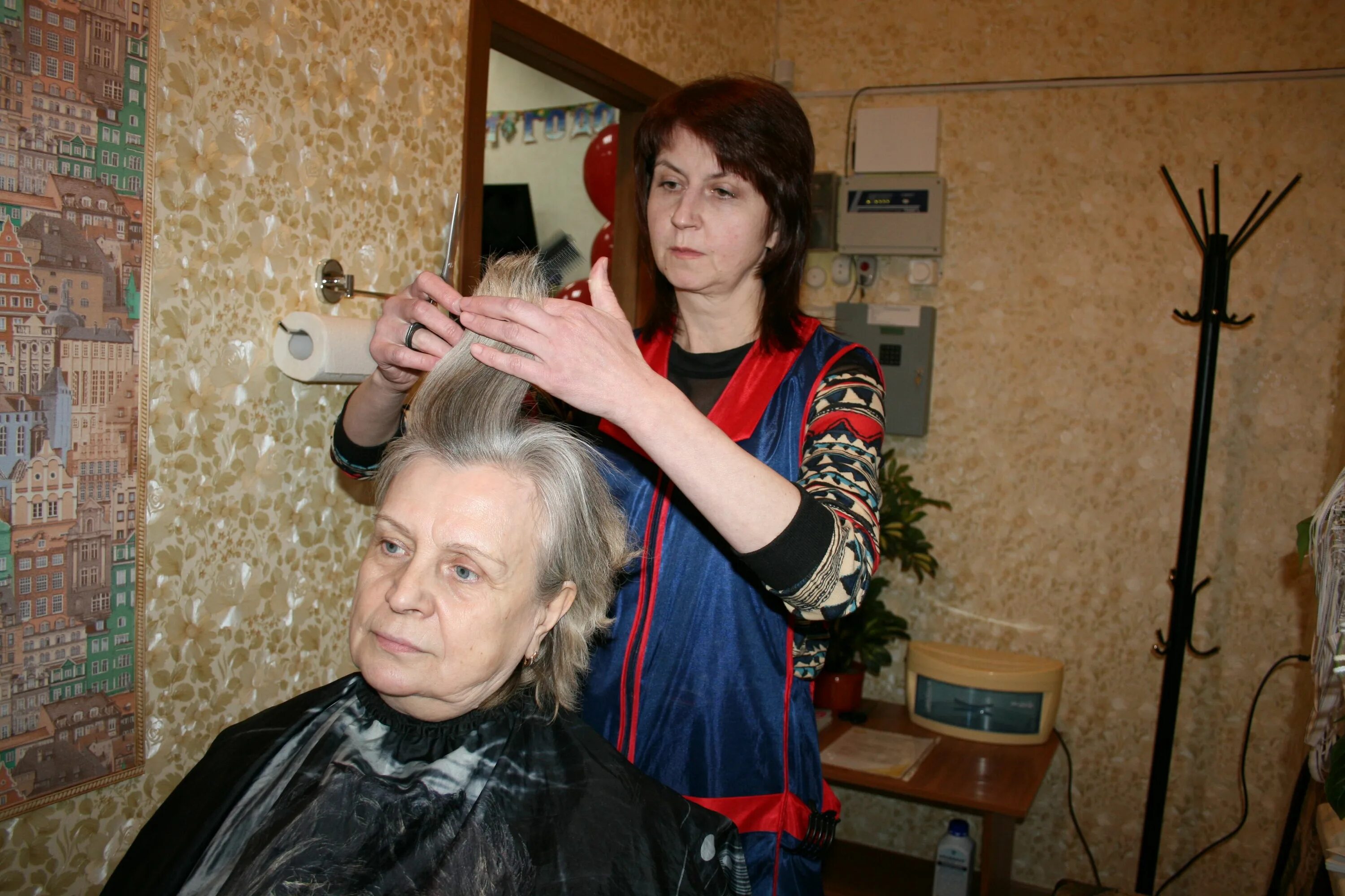 Как подстричь бабушку. Стрижки для пенсионеров. Бабушка в парикмахерской. Бабушка в парикмахерской стрижка. Дом престарелых парикмахер.
