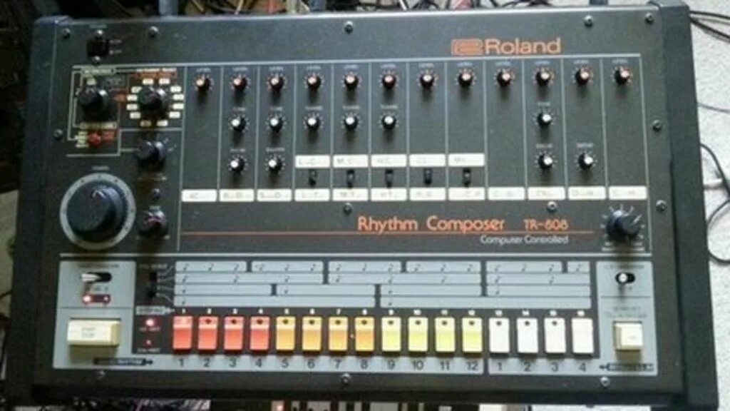 Драм машина roland tr-808. Roland tr-808. Tr 808 roland kick. Roland tr 8. Машина 808.