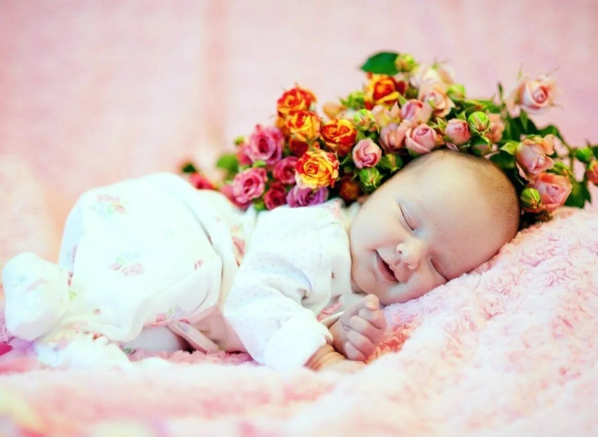 Весной рождаются самые. Новорожденных с цветами. Младенец в цветах. Фотосессия грудничка в цветах. Новорожденные в цветах.