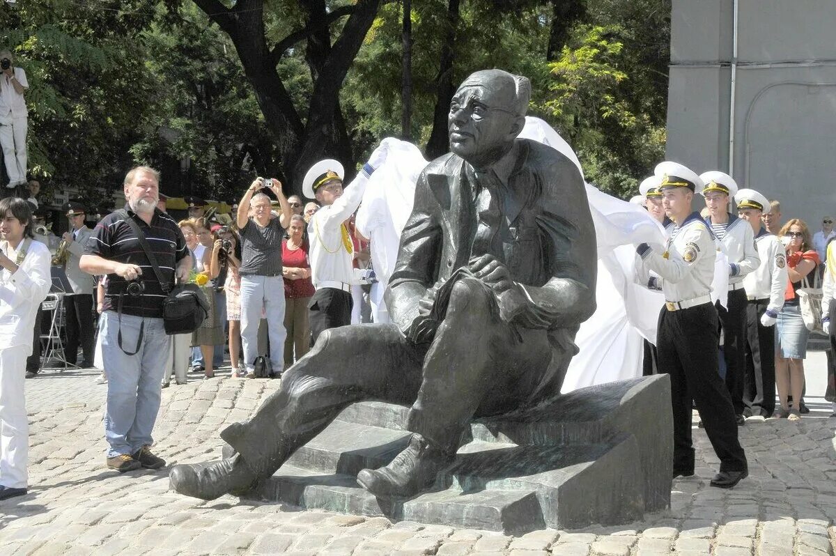 Годы жизни одесского. Памятник Бабелю в Одессе. Бабель. Памятник Исааку Бабелю.