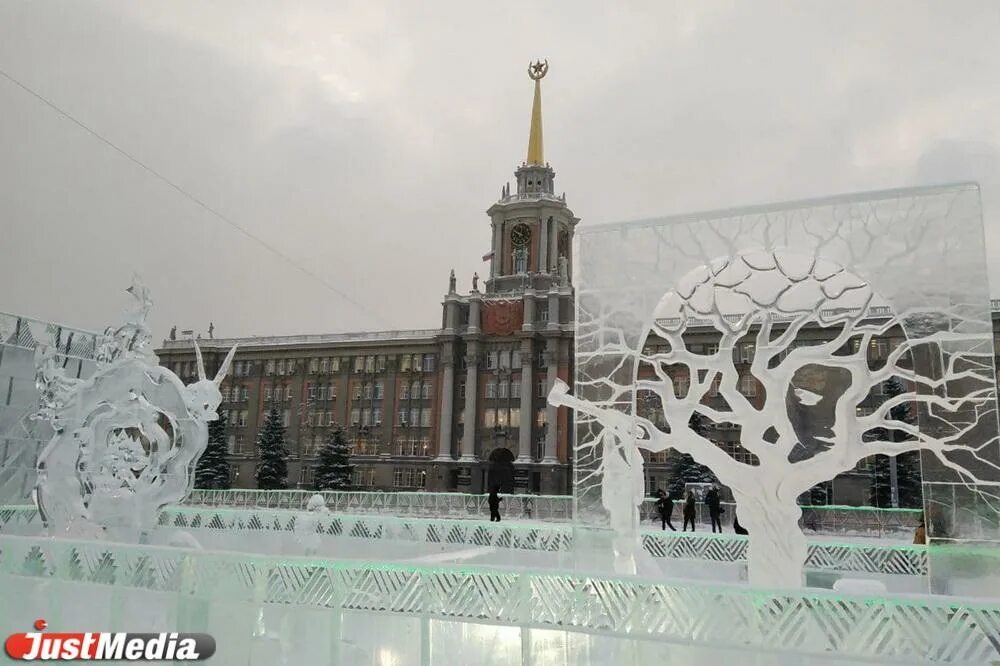 Ярмарка на площади 1905 екатеринбург 2024 расписание. Площадь 1905 года Ледовый городок. Екатеринбург площадь 1905 Ледовый городок. Площадь 1905 года Екатеринбург Ледовый городок 2022. Ледяные фигуры на площади 1905 года Екатеринбург 2023.