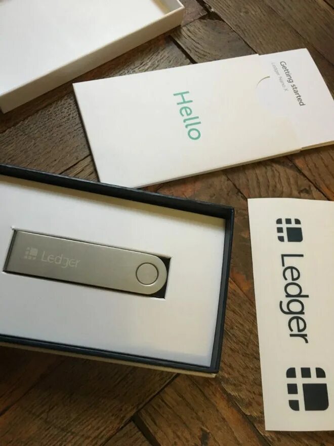 Ledger Nano x комплектация. Ledger Nano x брелок. Ledger Nano x коробка. Ledger Nano x шнурок.