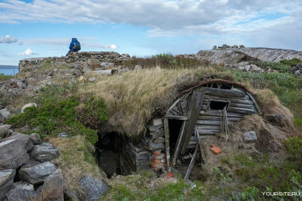 Около жилищ. Карамо землянка. землянка селькупов. карамо жилище селькупов. землянка это жилище.