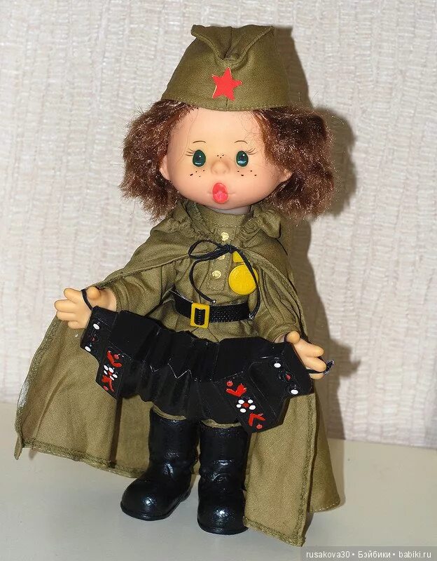 Кукла военного времени. Кукла в военной форме. Кукла в военной формеме. Текстильные куклы в военной форме. Игрушки в военной форме.