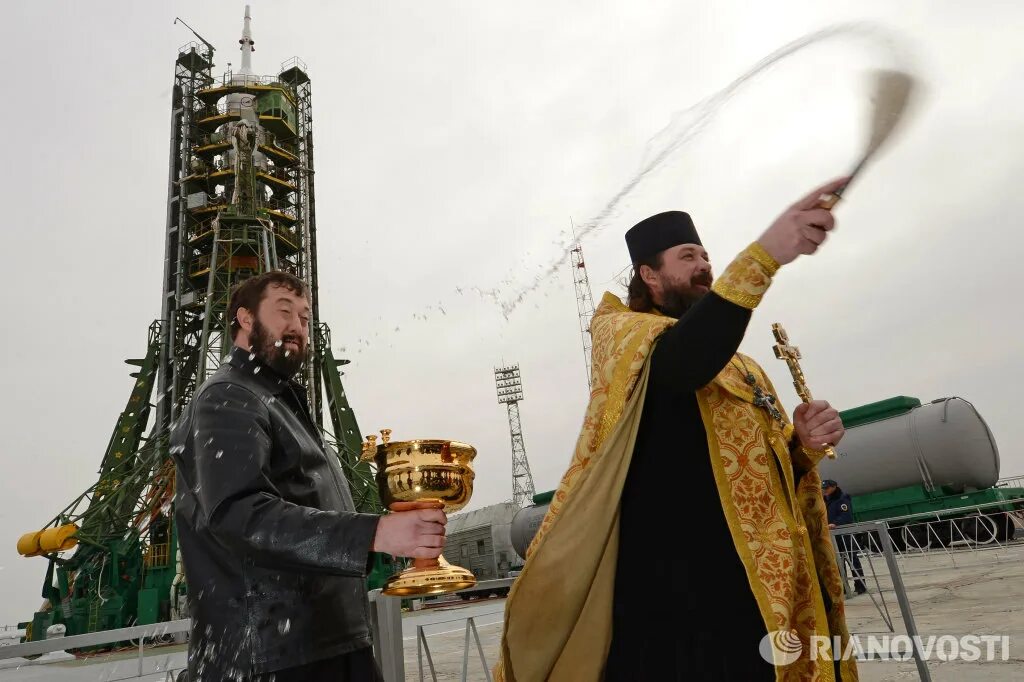 Брызгают святой водой. Священник освящает. Батюшка освещает. Священник ракета. Батюшка с кадилом.