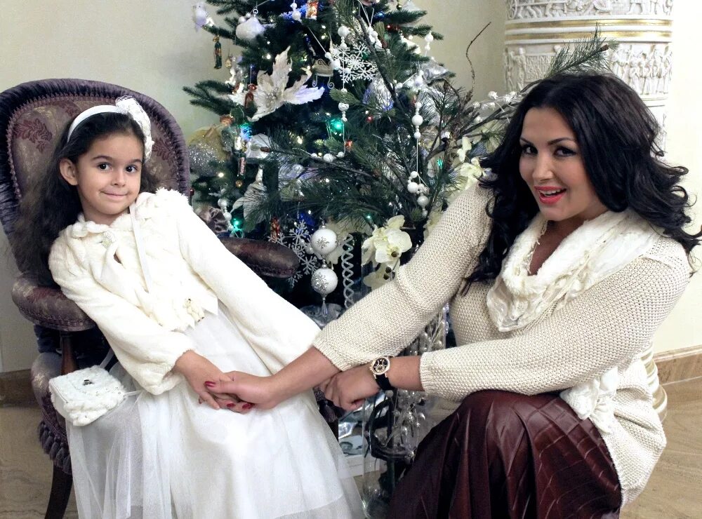 Дочка елочка. Новогодняя семейная фотосессия в студии. Мама с дочкой у елки. Новогодняя елка. Дочка елочка.