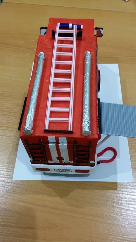 Пожарная из картона. Пожарная машина поделка. пожарная машина из картона. пожарная машина поделка из коробок. макет пожарной машины.