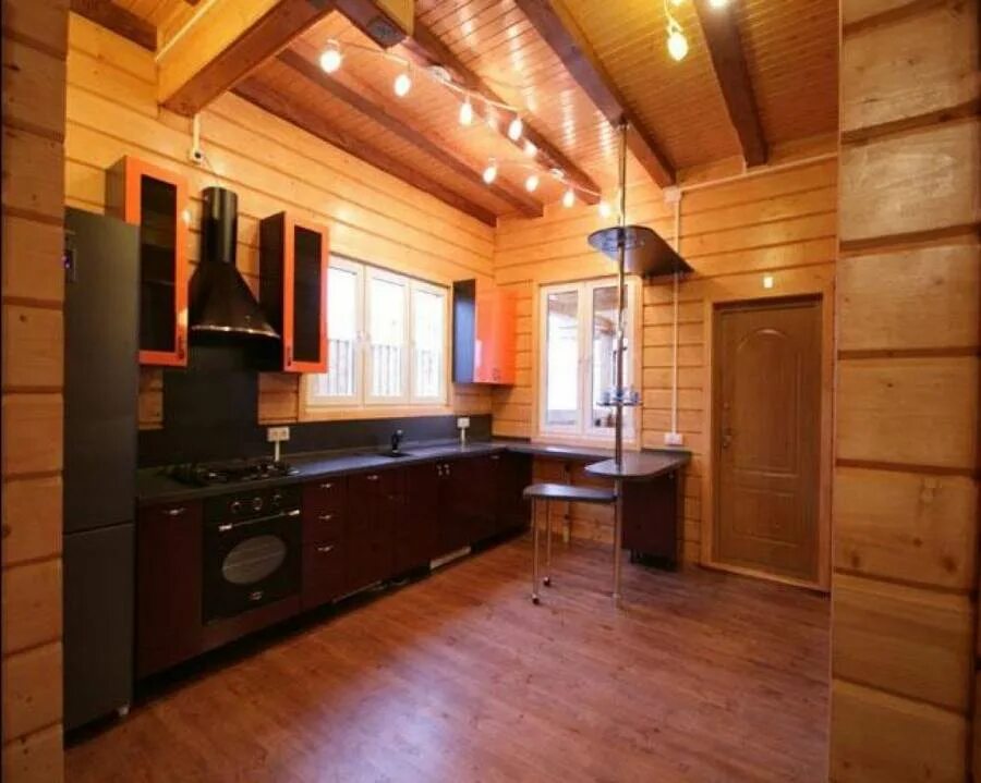 Кухня в деревянном доме. Кухня обшитая вагонкой. Кухня в частном деревянном доме. Кухня в загородном деревянном доме. Фото отделки домов вагонкой