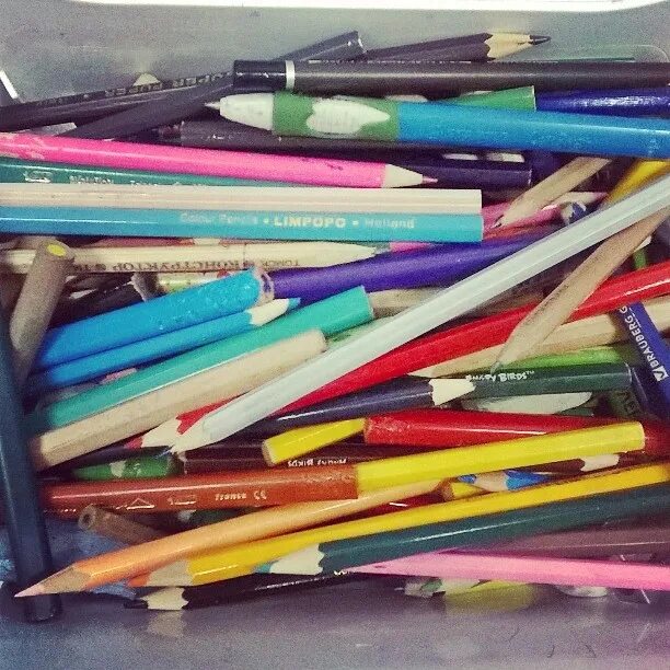 Очень много карандашей. Очень много карандашей. Куча карандашей. Очень много карандашей. Цветные карандаши россыпью.