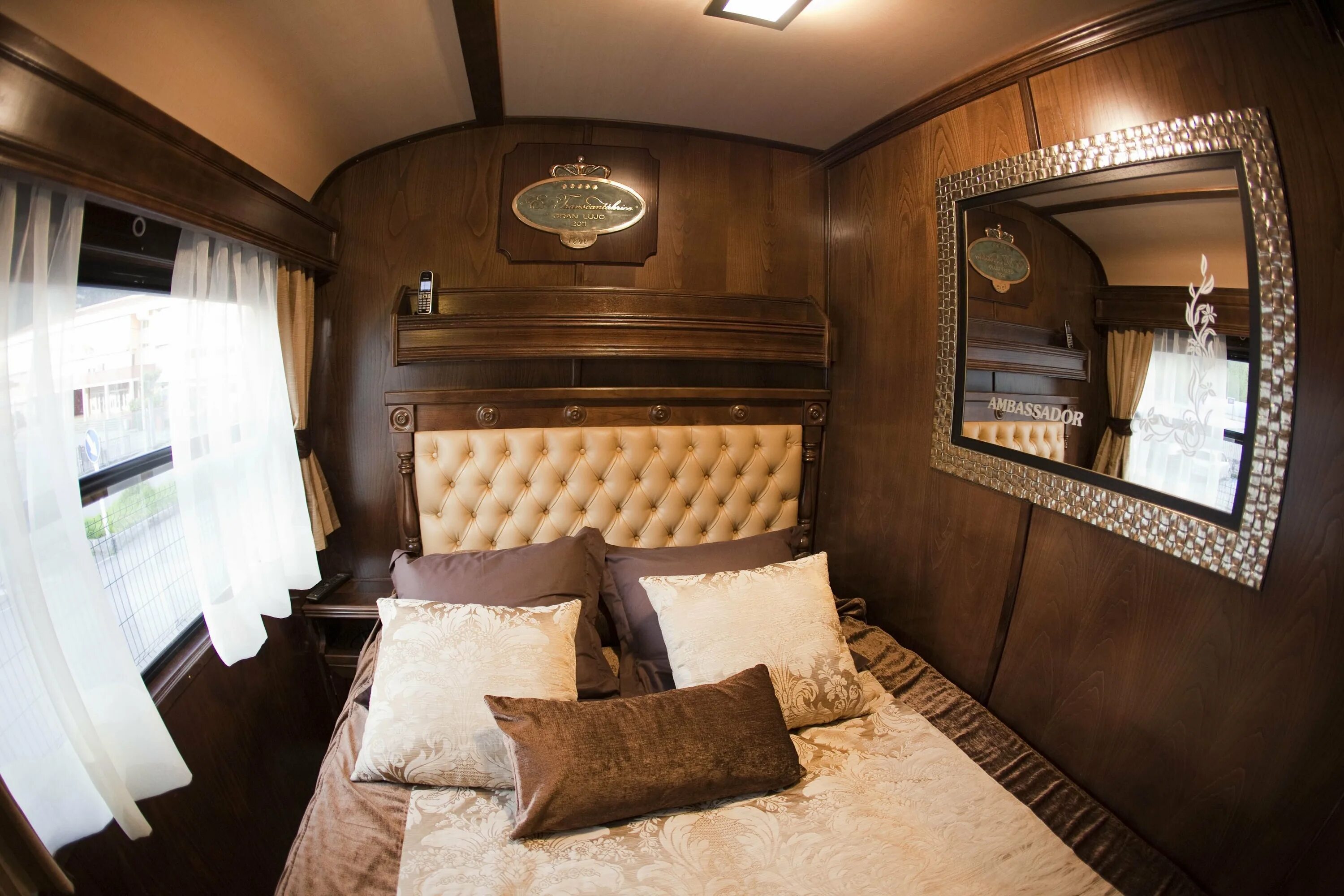 Belmond grand hibernian. Поезд belmond grand hibernian. Вагон люкс 030с «премиум». Belmond royal scotsman купе. Св купе ржд.