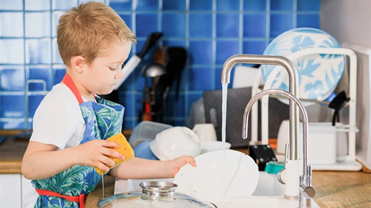 Мытье посуды для детей. Мальчик моет посуду. Мальчик вытирает посуду. Ребёнок, моющий посуду.