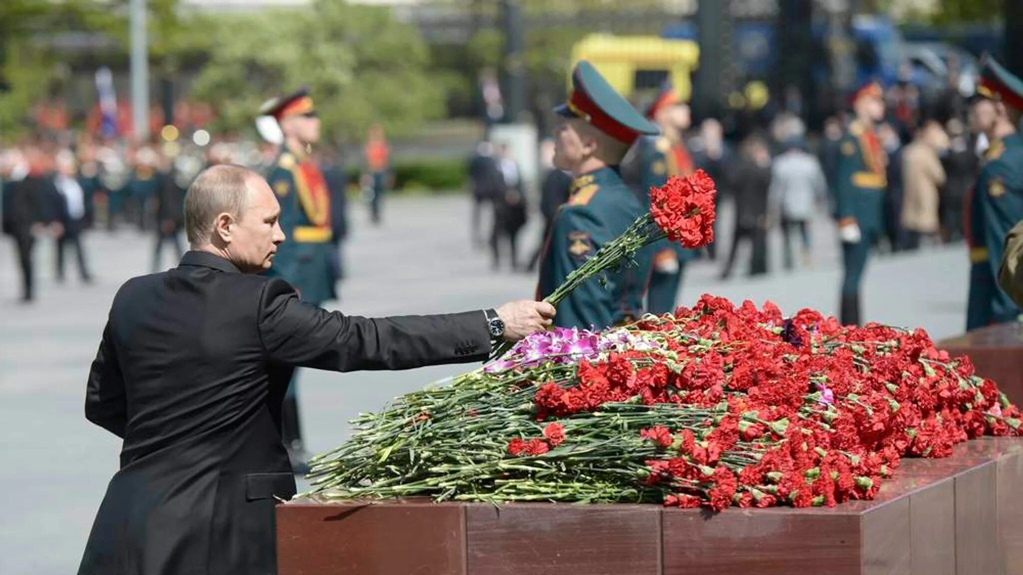 Возложение цветов Путина к Вечному огню. Возложение цветов к памятнику неизвестного солдата 9 мая. День Победы возложение цветов. Возлагают цветы к Вечному огню. Где можно возложить цветы в спб