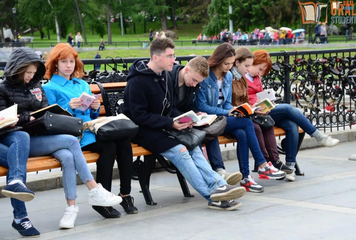 Дает русская молодежь. Современная Российская молодежь. Молодежь и чтение. Современная молодежь на улице. Чтение книги молодежь.
