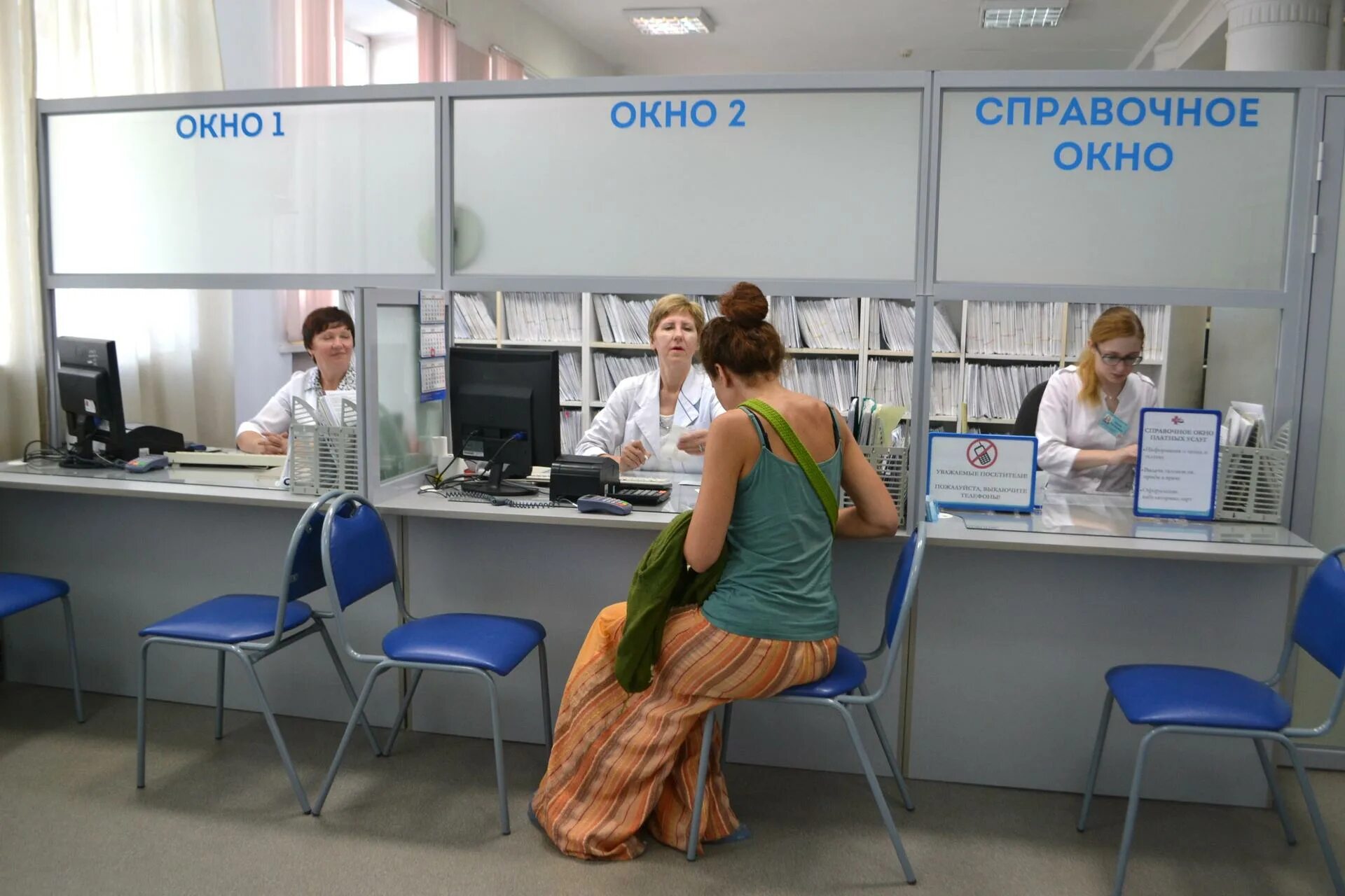 Поликлиника 2 кисловодск. Стенд в сурдологической клинике. Чокб челябинская областная клиническая больница. Регистратура больницы 55. Вакцинация от гриппа.