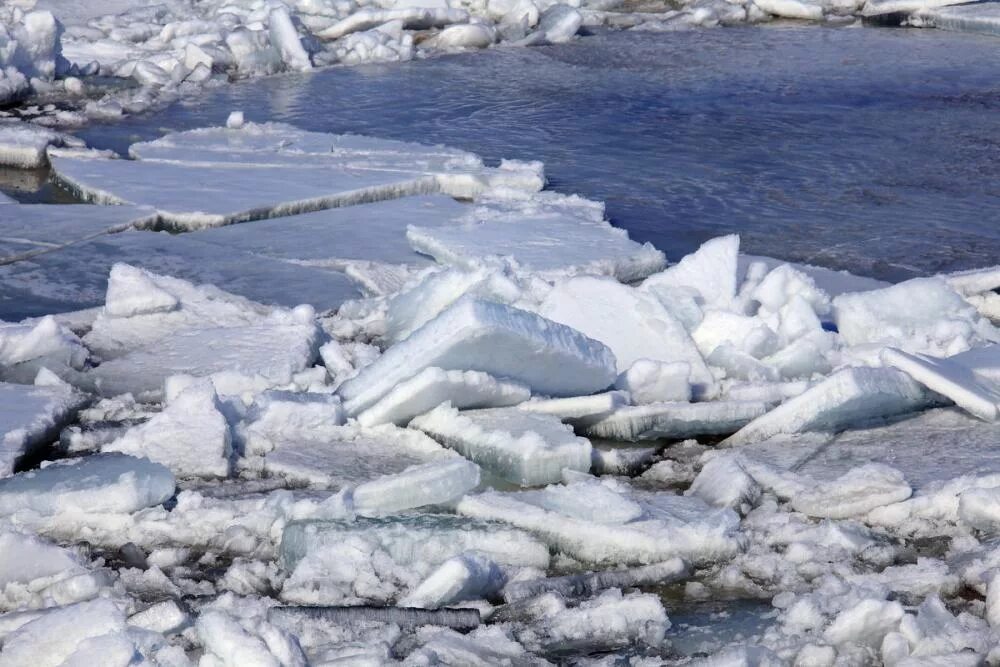 Лед ломается на реке. Разломанный лед на реке. Ледоход для детей. Льдины на реке.