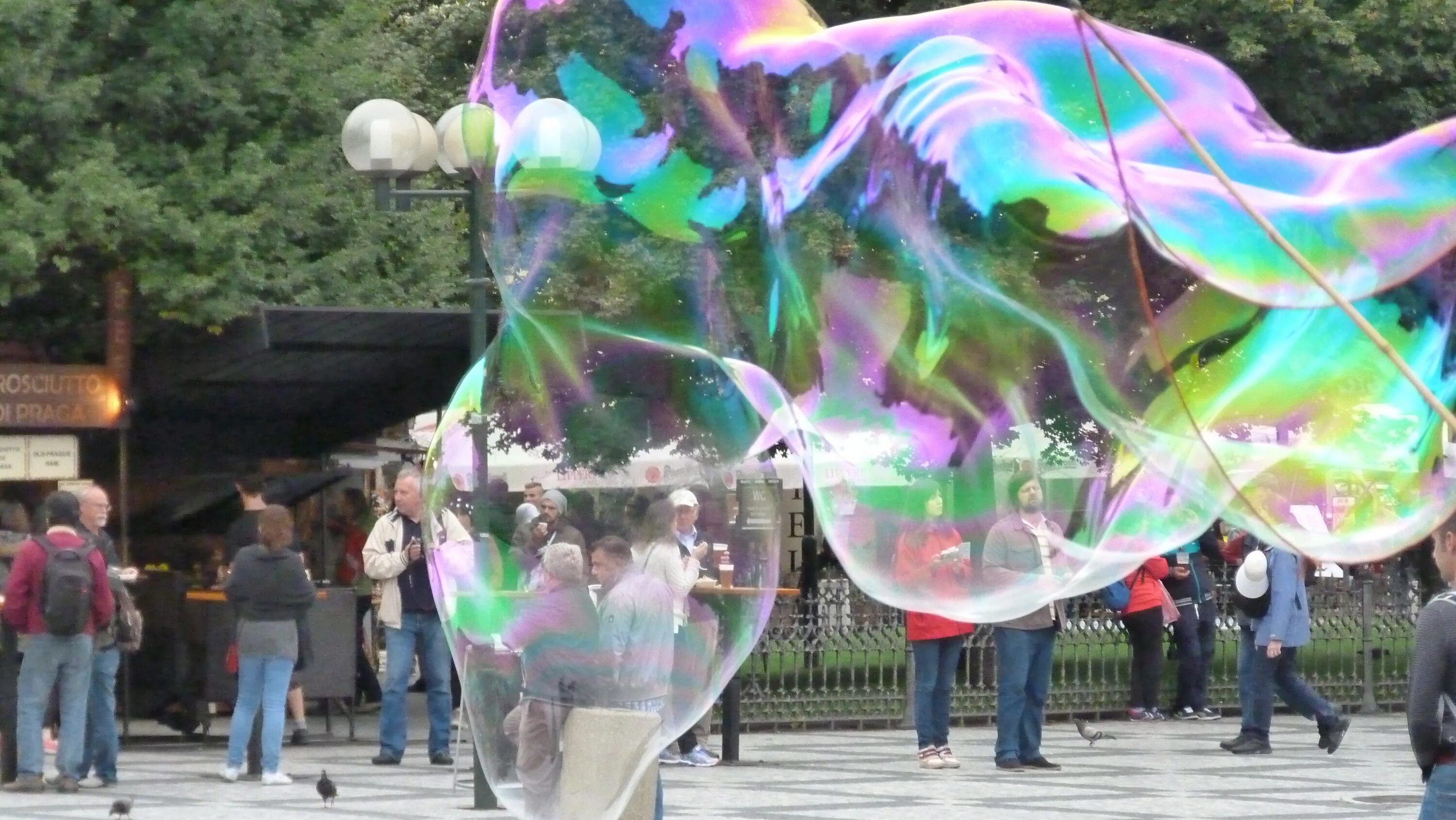 Мыльные пузыри. Аттракцион мыльные пузыри. Радужный пузырь. Радужный мыльный пузырь.