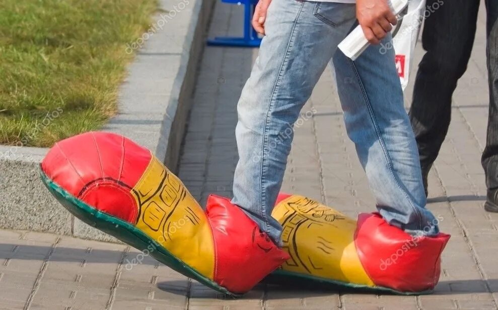 Человек в красном ботинке