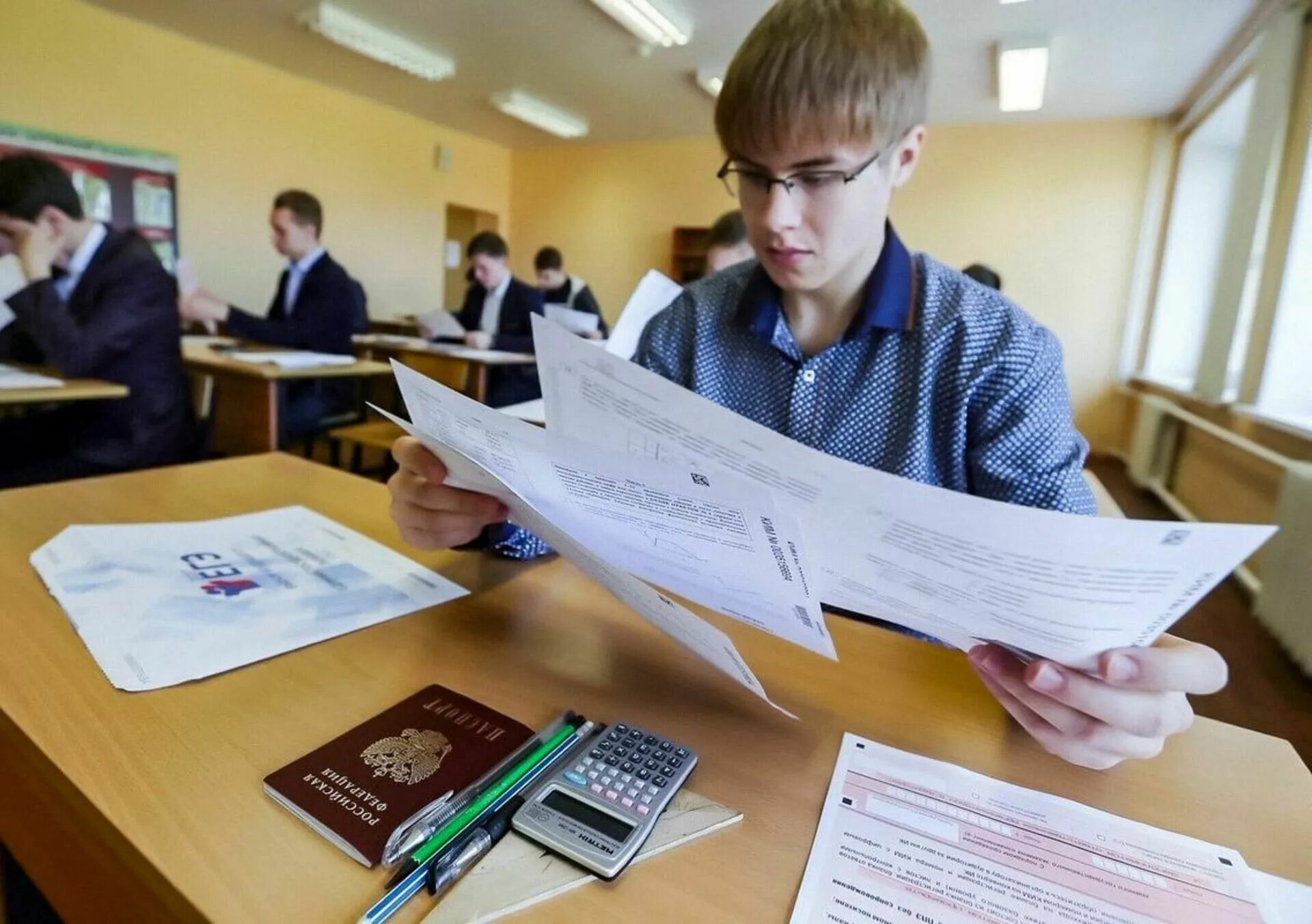 Как легко сдать экзамен. Экзамен егэ. школьники на егэ. огэ школьники. школьный экзамен.