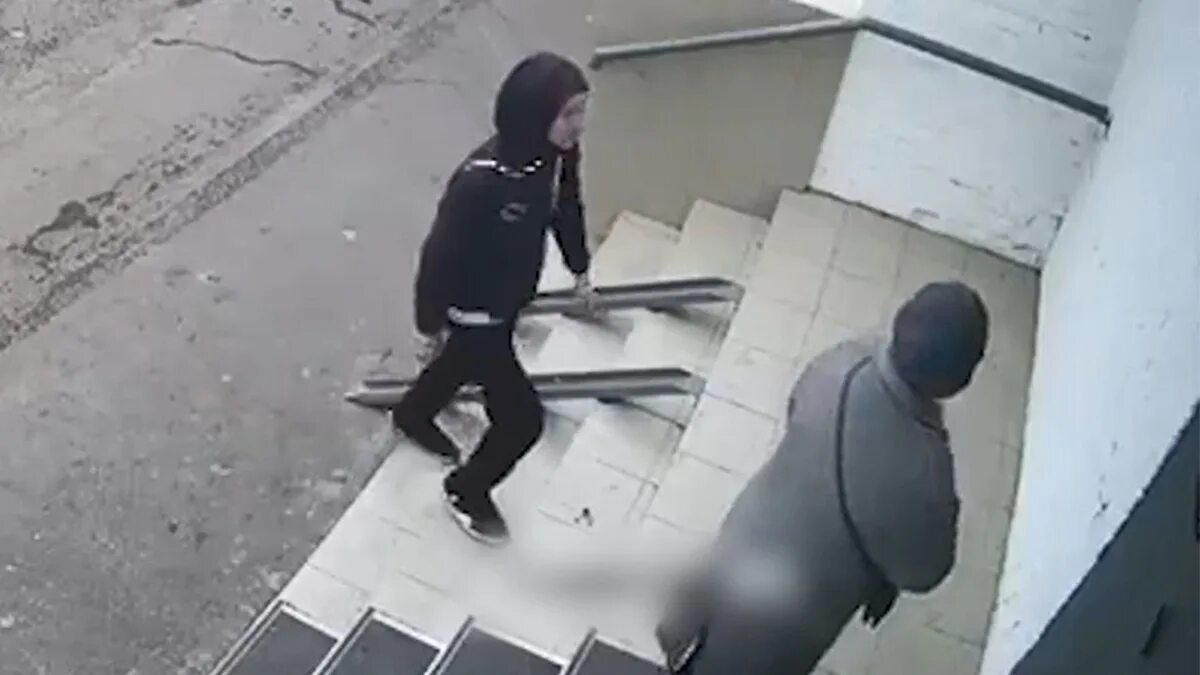 Нападающий на бабушек в подъезде. Нападения ножом в подъезде. нападение на женщину в подъезде.