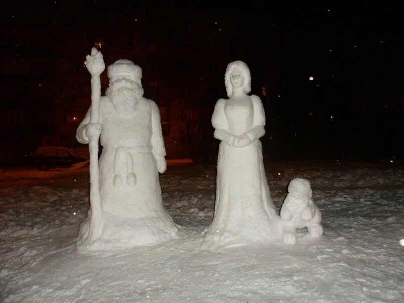 Снежные фигуры Деда Мороза и Снегурочки. Фигура Снегурочки из снега. Снегурочка Снежная фигура. Снежные фигуры дед Мороз и Снегурочка. Снег снеговик снегурочка