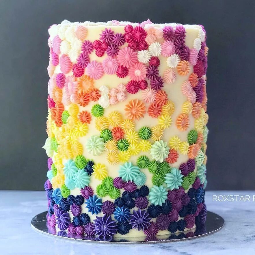 Как украсить цветной. Торт разноцветный. Яркий кремовый торт. Украшение торта разноцветным кремом. Разноцветный кремовый торт.