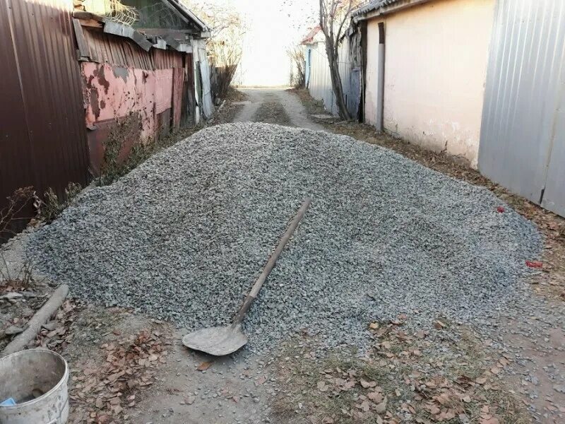 Тонна щебня. Тонар с щебнем. 2 тонны щебенки фракции 5-20. 4 тонны щебня. 20.