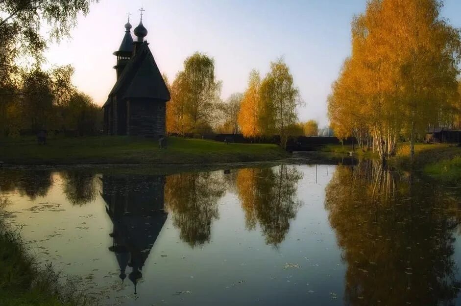 Русская осень. Храмы Бронницы поздняя осень. Деревня Церковь лес. Деревянная Церковь осенью.