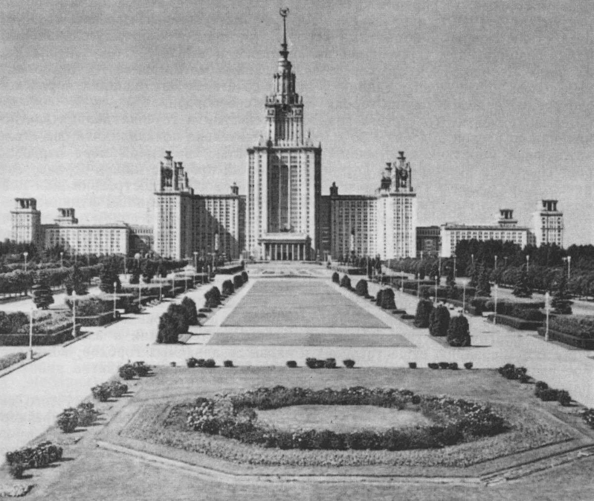 В каком году открыт московский университет ломоносова. МГУ Ломоносова 1949-1953. Университет МГУ сталинские высотки. Москва МГУ 1953. Сталинская архитектура МГУ.