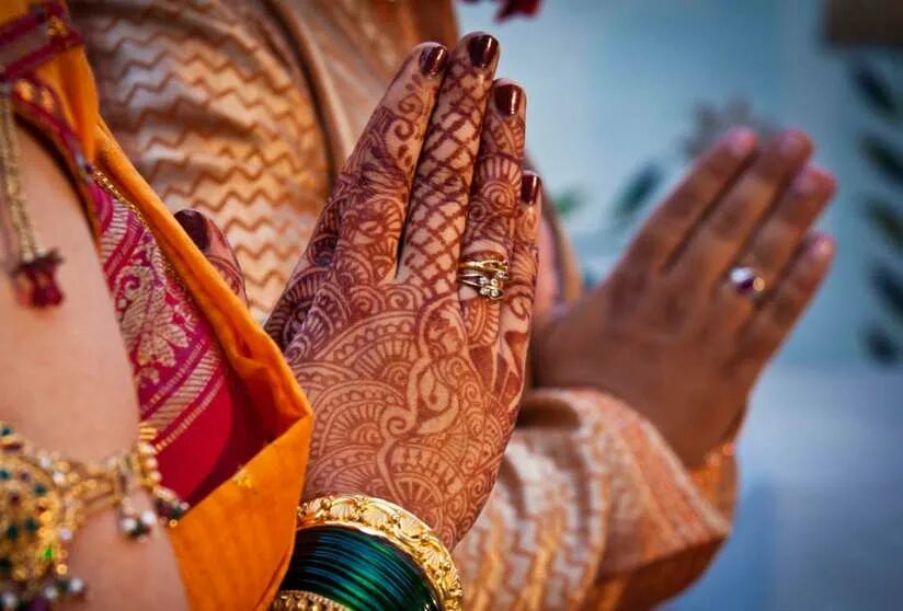 Namaste индия. Поклон в индии. Невербальные коммуникации в индии. Приветствие в индии. Салам намасте (2005).